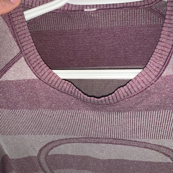 LULULEMON large fitted t-shirt (8) - Picture 2 of 4